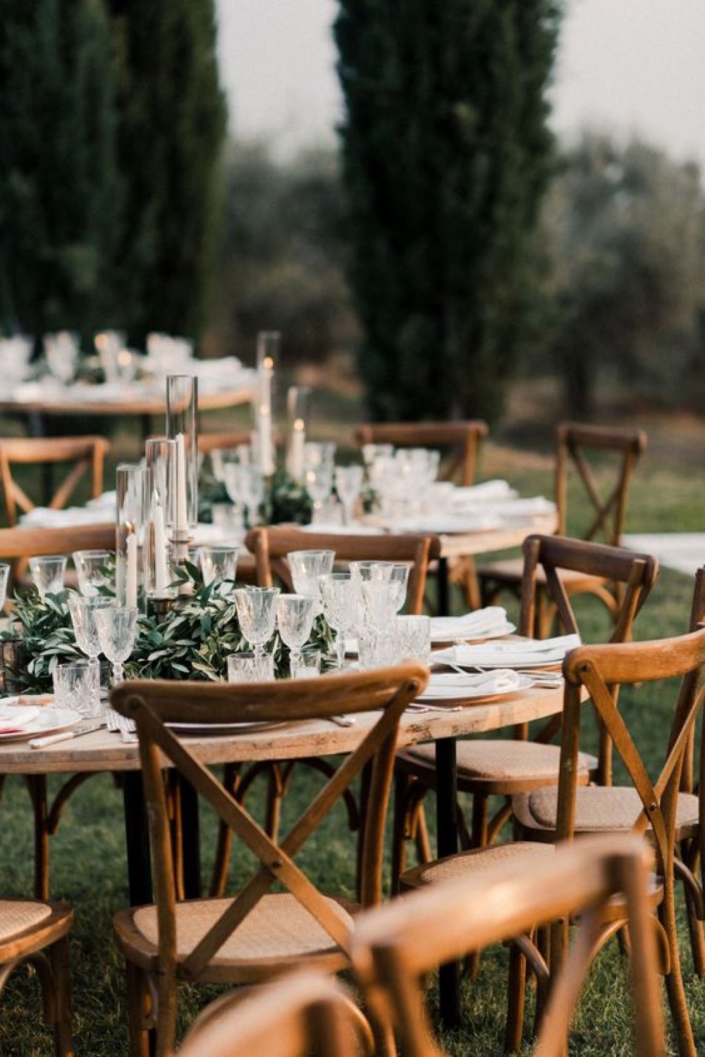 decoration mariage champetre romantique table ronde en bois chaise rétro ancienne décor chic en extérieur