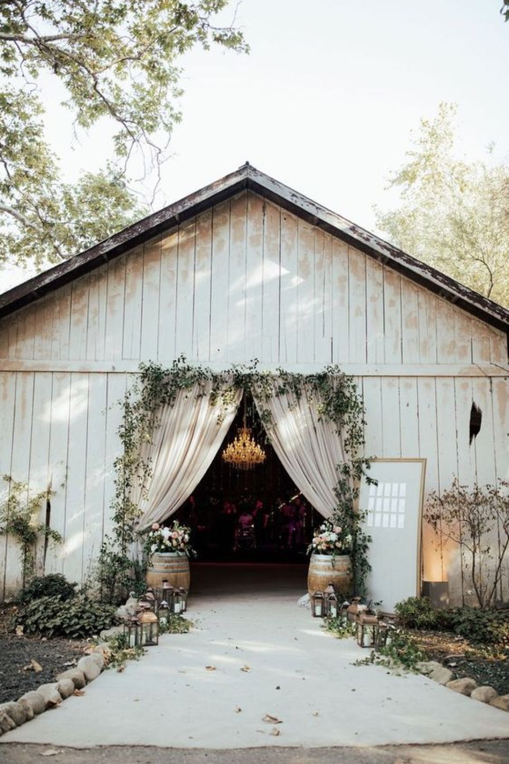 decoration mariage champetre romantique grange décor extérieur entrée chic et élégant