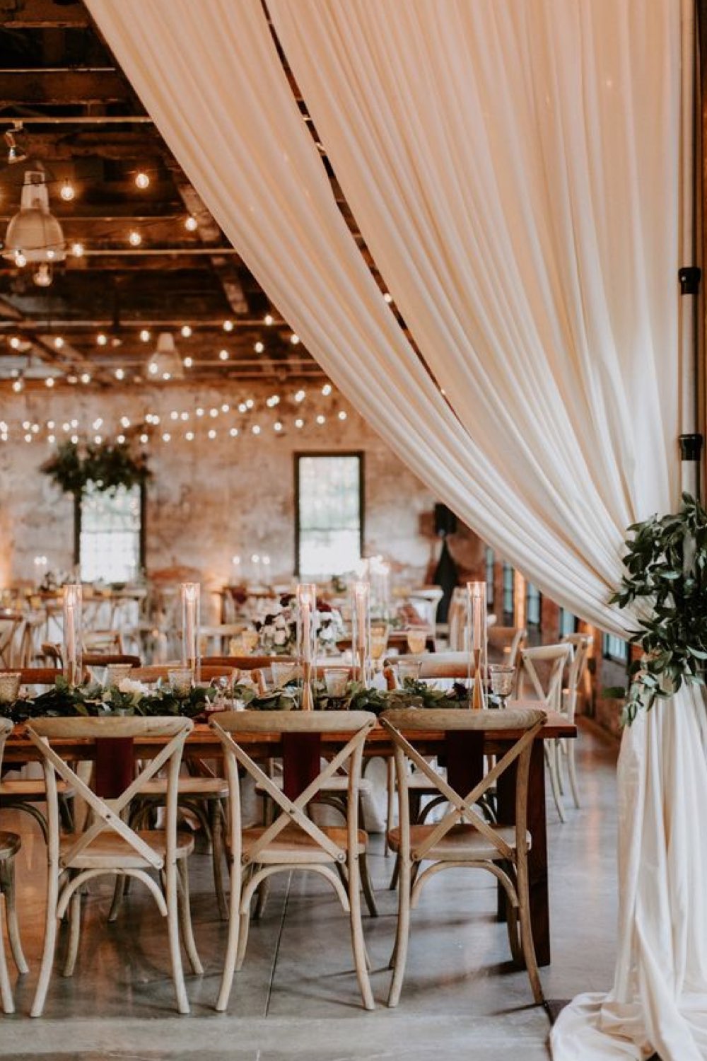 decoration mariage champetre romantique salle de réception voilage table chaise en bois guirlande lumineuse au plafond