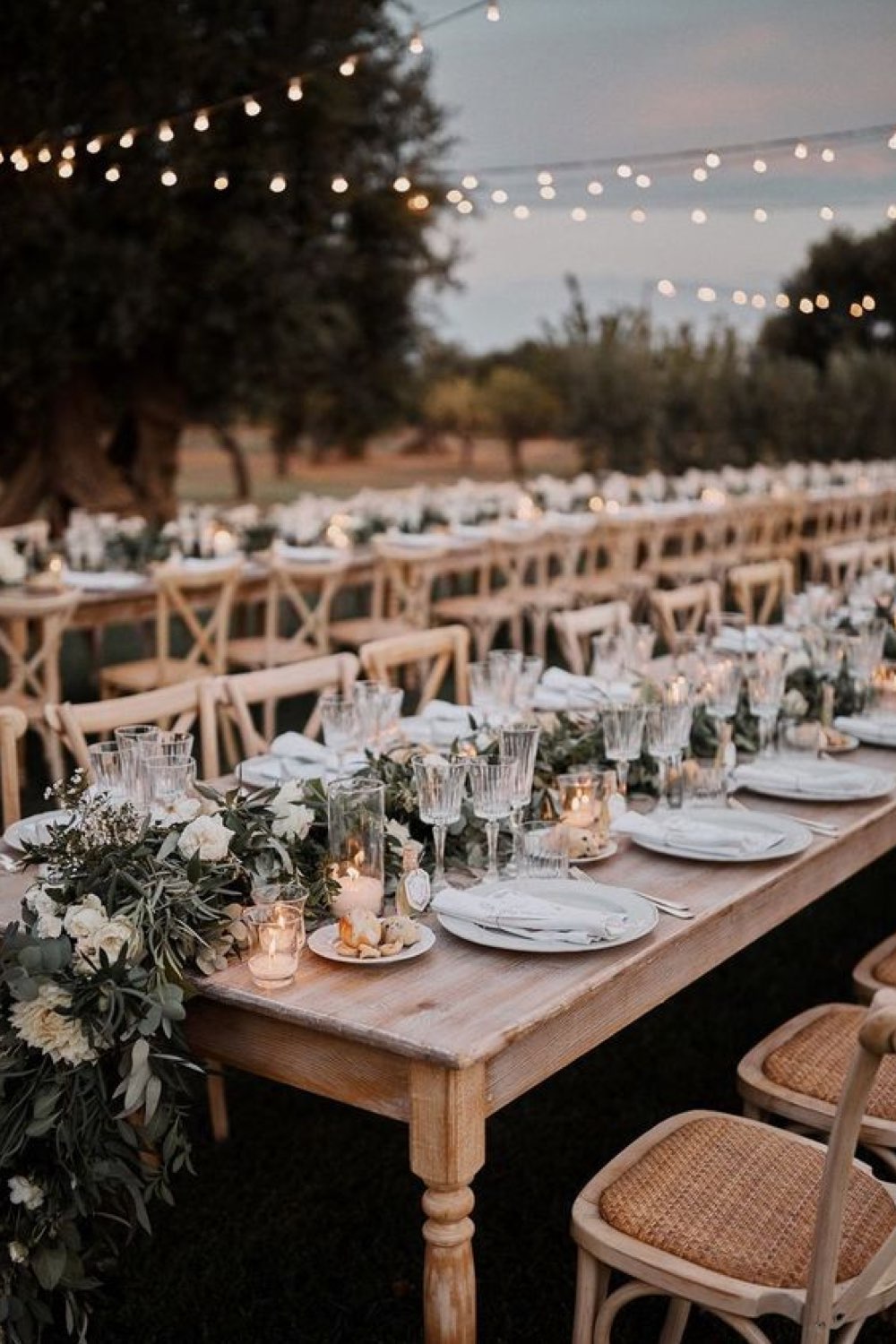 decoration mariage champetre romantique grande table en bois chaise centre de table fleur blanche simplicité bougie