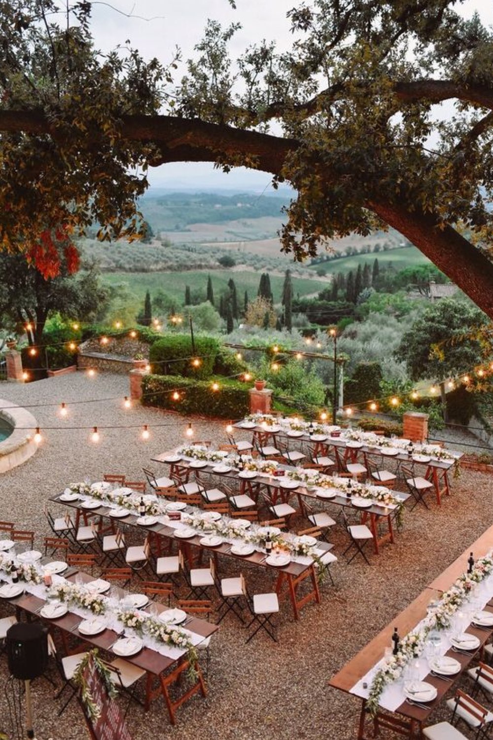 decoration mariage champetre romantique décor extérieur longues tables réception dehors vignes sud de la France