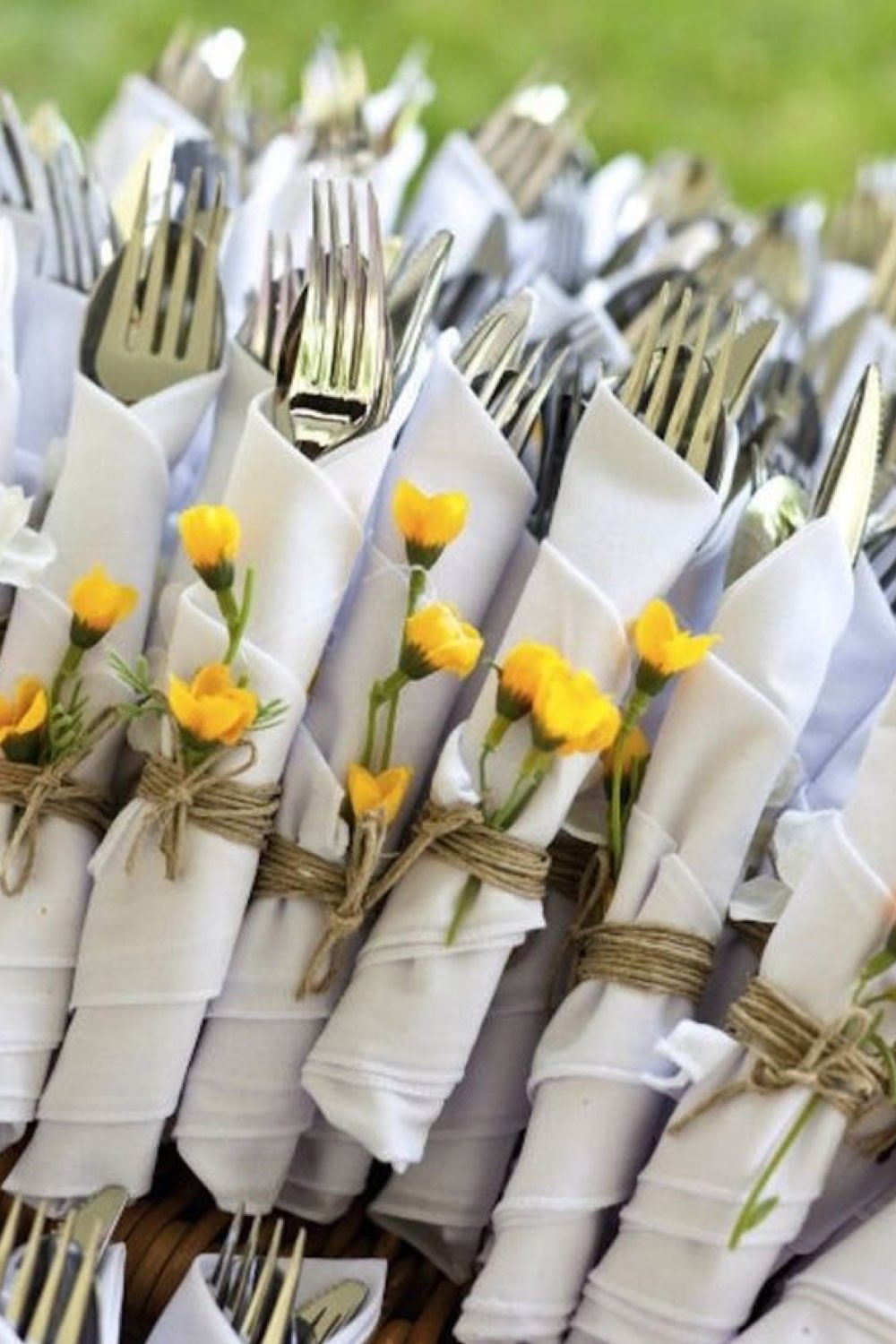 decoration mariage champetre romantique détails couverts serviette fleur pas cher à faire soi même