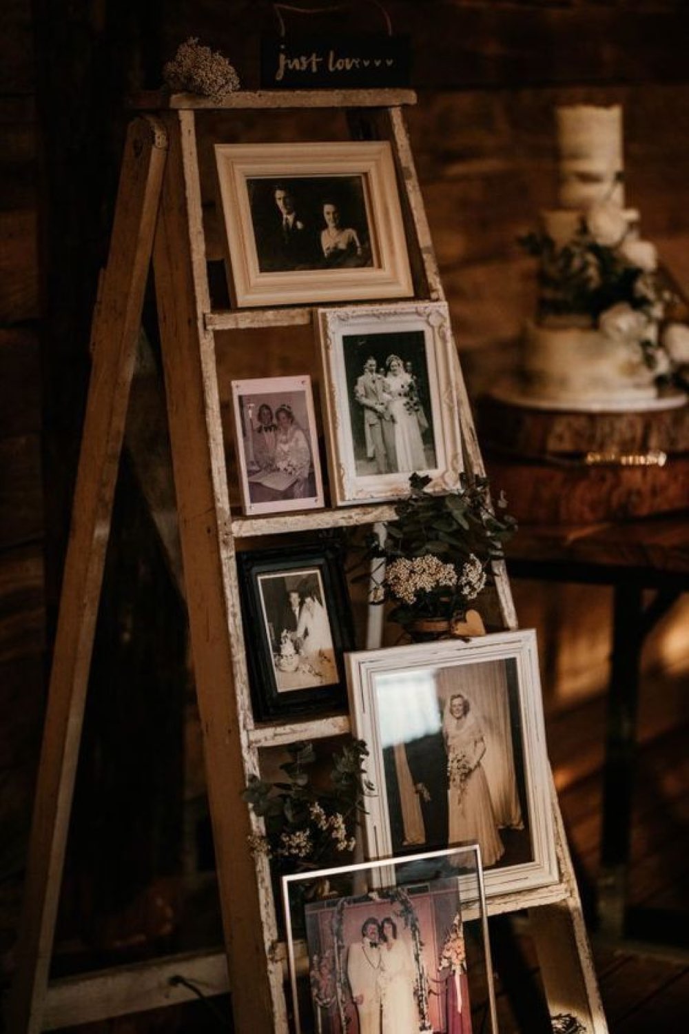 decoration mariage champetre romantique récupération ancienne échelle cadres photos anciennes en noir et blanc