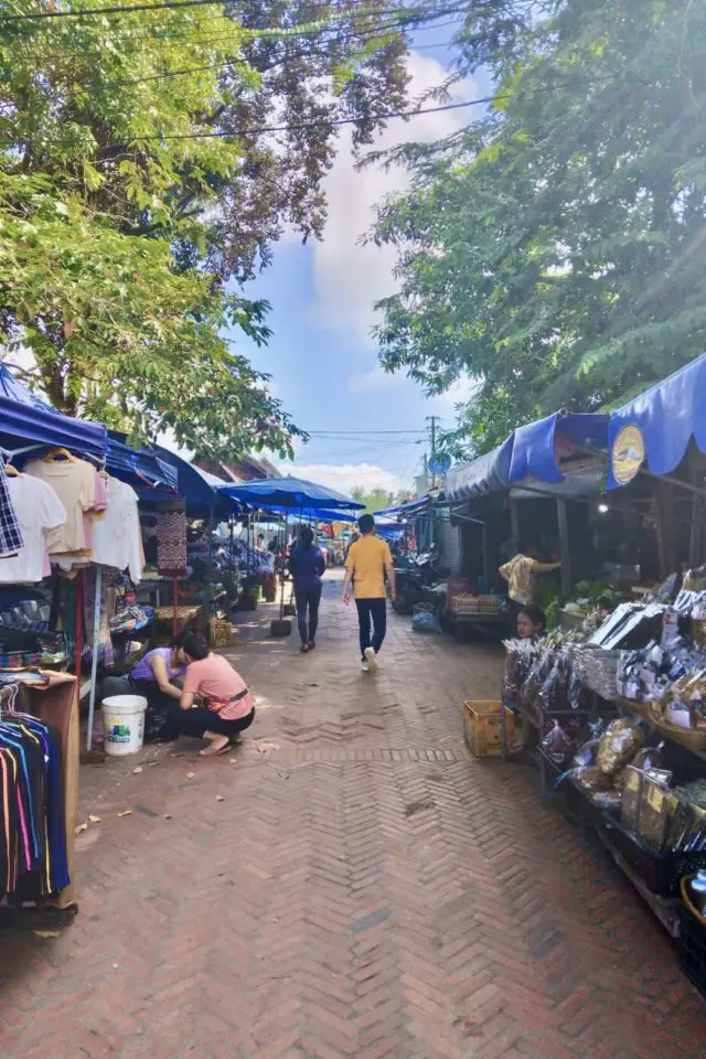 decouvrir luang prabang nord laos centre ville marché du matin près du Mékong