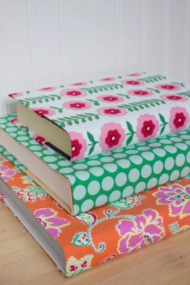 diy personnaliser fournitures scolaires rentree couverture cahier recouvrir livres récup' de tissus motifs couleur original