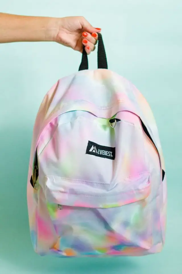 diy personnaliser fournitures scolaires rentree cartable sac à dos couleur aquarelle pastel barbie années 90