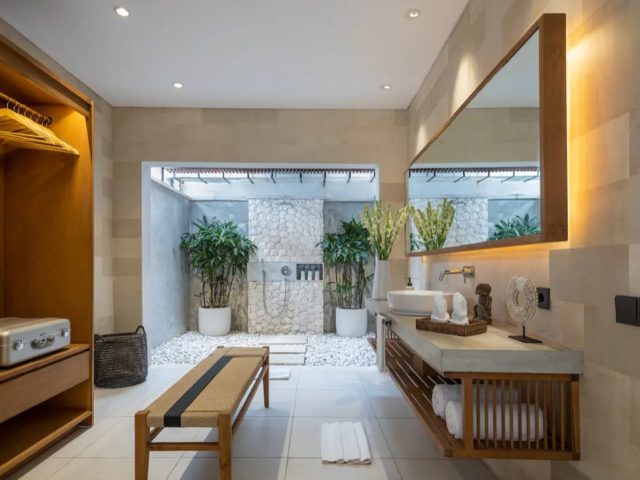 dormir bali indonesie vacances haut de gamme grande salle de bain avec plan vasque clair baie vitrée douche extérieure