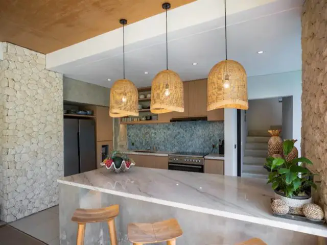 dormir bali indonesie vacances haut de gamme cuisine ouverte avec plan de travail en marbre et luminaire en rotin