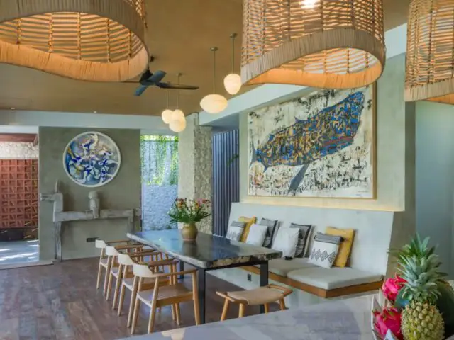 dormir bali indonesie vacances haut de gamme espace salle à manger avec banquette grand tableau chaise en bois