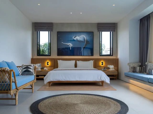 dormir bali indonesie vacances haut de gamme suite parentale design grande tête de lit en bois toute la longueur du mur luminaire intégré