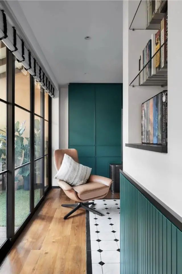 duplex industriel et moderne fauteuil en cuir vintage baie vitrée extérieur espace lumineux verrière