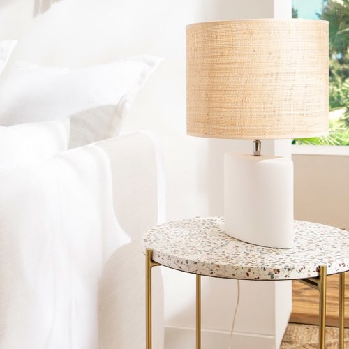 eclairage salon hiver luminaire moderne Lampe à poser en céramique blanc mat et abat-jour en raphia naturel H40 cm