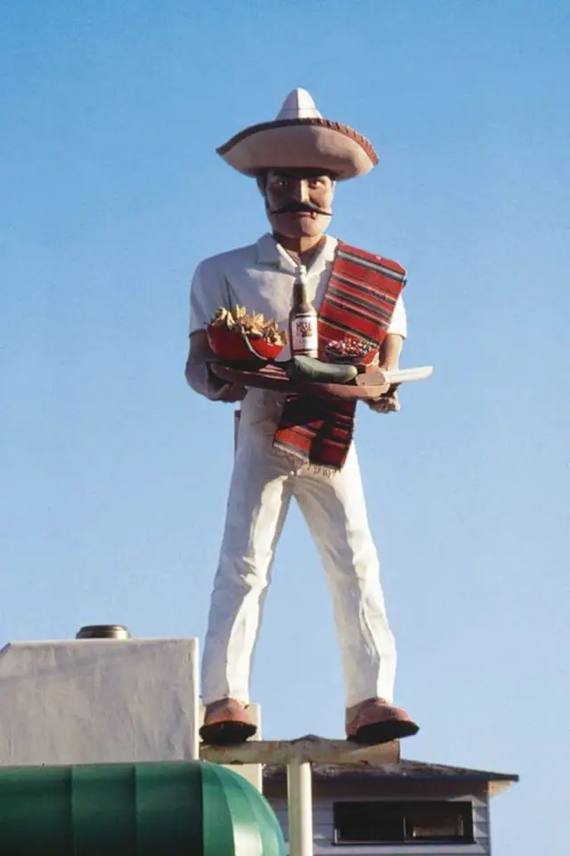 exemple archictecture mimetique vintage sculpture humaine mexicain dessus devanture restaurant style California Crazy