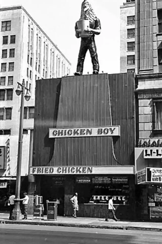 exemple archictecture mimetique vintage façade de restaurant ancien poulet sculpture