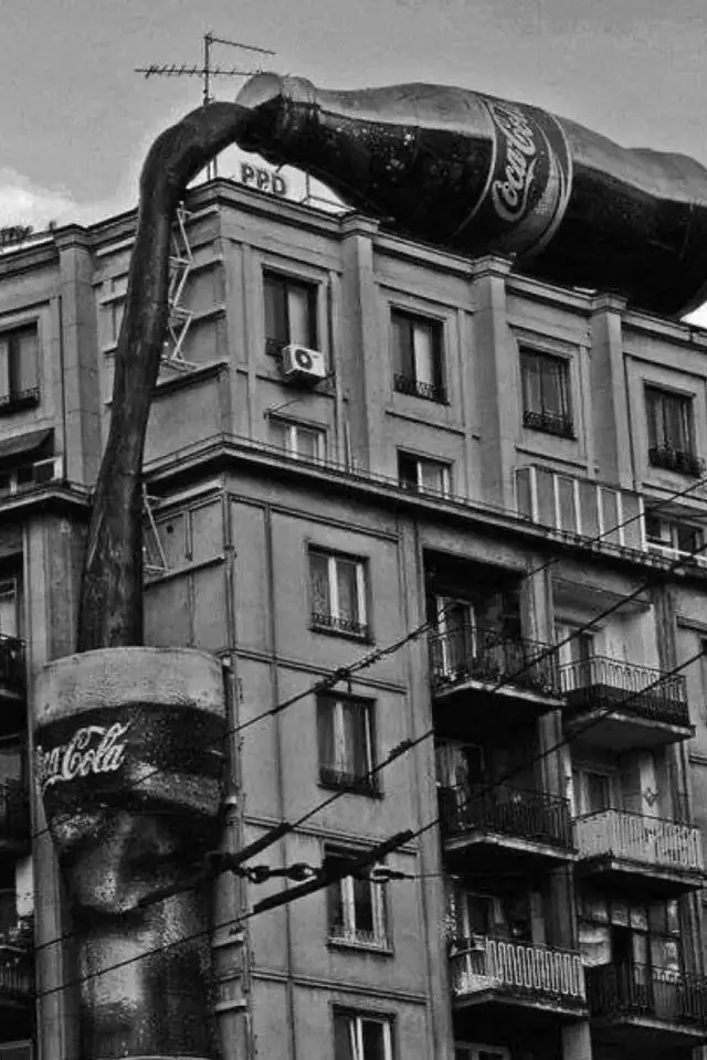 exemple architecture mimetique vintage culture populaire publicité façade bâtiment rétro Coca Cola bouteille géante