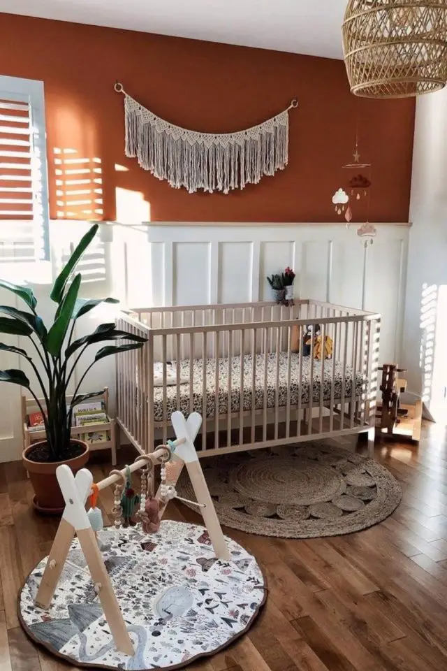 exemple couleur chambre enfant terracotta soubassement peinture blanche moulure lit bébé bohème avec macramé