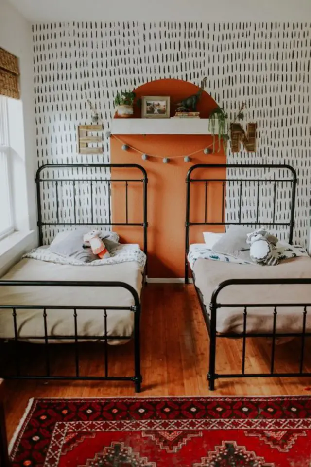 exemple couleur chambre enfant terracotta lits jumeaux en métal noir papier peint noir et blanc arche colorée au milieu décor moderne