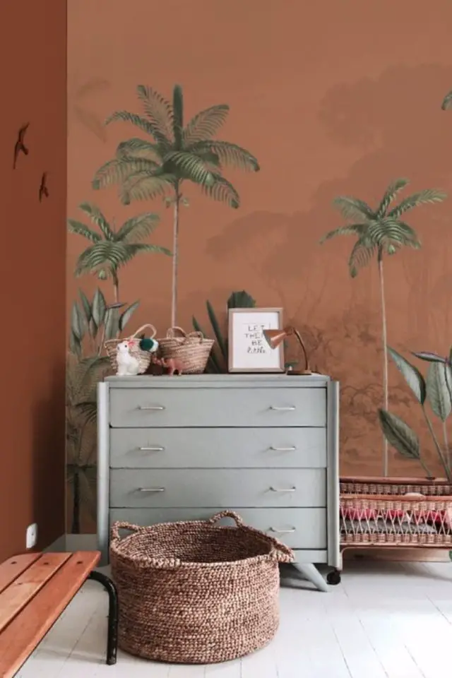 exemple couleur chambre enfant terracotta commode vert sauge clair céladon papier peint palmier décor chaleureux
