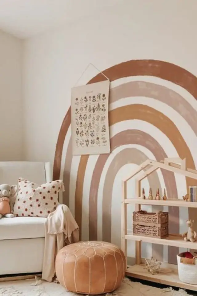 exemple couleur chambre enfant terracotta arc en ciel peint sur un mur blanc écru fauteuil bébé meuble en bois clair