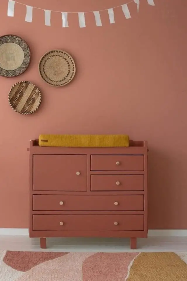 exemple couleur chambre enfant terracotta ton sur ton meuble commode mur décor bohème chaleureux