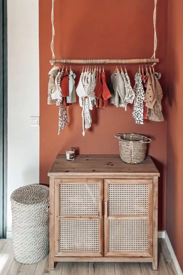 exemple couleur chambre enfant terracotta meuble en cannage penderie suspendu bois couleur cosy moderne