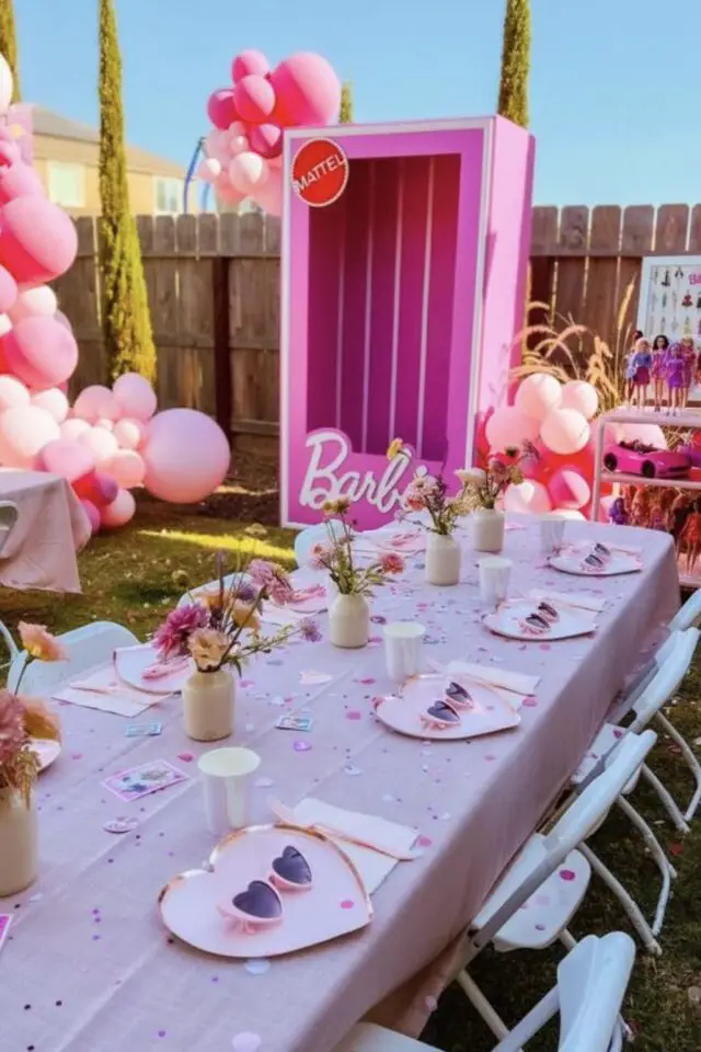 exemple deco anniversaire enfant barbie boite grandeur nature photobooth DIY décor table rose jardin