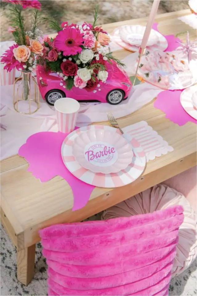 exemple deco anniversaire enfant barbie décor de table rose blanc doré fleur voiture poupée en plastique décoration facile à copier