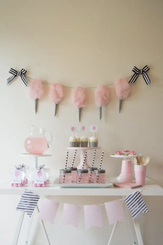 exemple deco anniversaire enfant barbie buffet de dessert blanc et rose barbe à papa cupcake boisson facile à faire tréteau