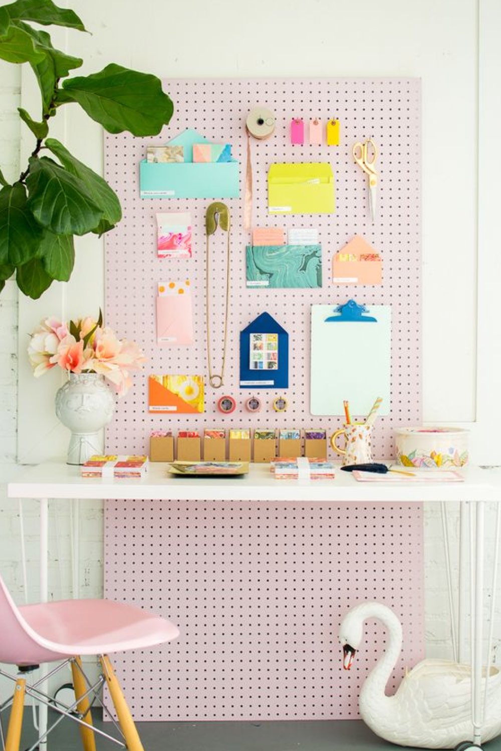 exemple decoration murale bureau pegboard peint en rose déco moderne et colorée créativité