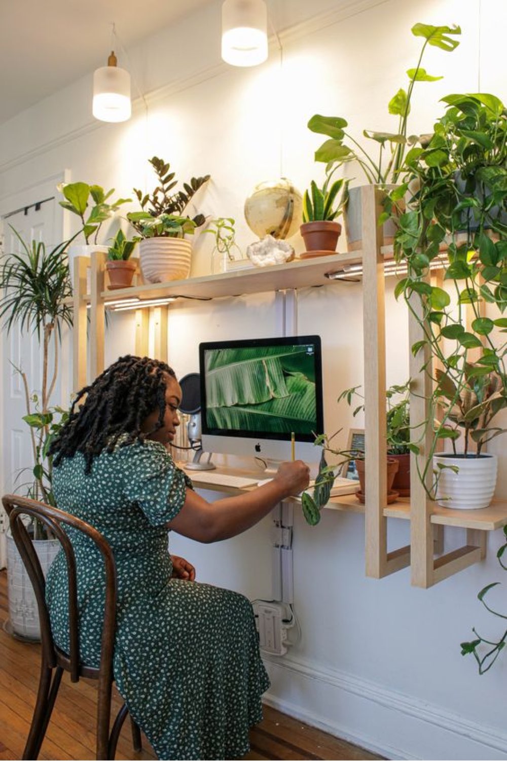 exemple decoration murale bureau plantes vertes espace de travail DIY en bois suspendu au mur ambiance zen et moderne