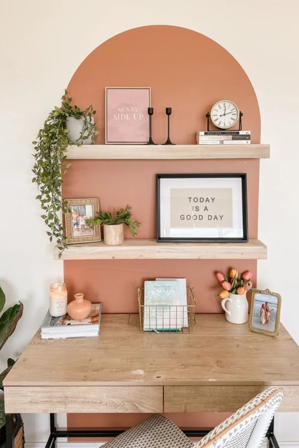 exemple decoration murale bureau arche peinte couleur terracotta meuble en bois clair étagère moderne sympa salon