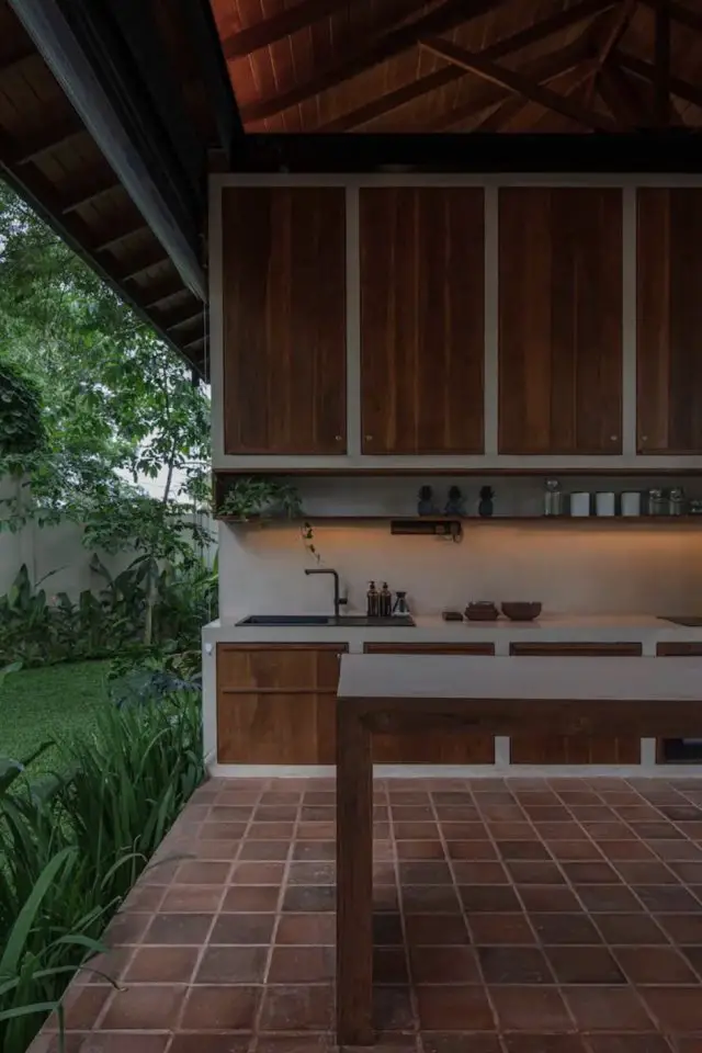 hebergement exception vacances sri lanka cuisine sur terrasse couverte béton et bois confort aménagée