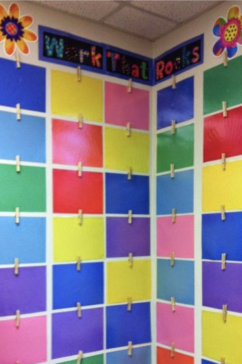 idee amenagement classe professeur des ecoles coin de la salle espace mise en valeur des travaux des élèves papier adhésif coloré épingle à linge