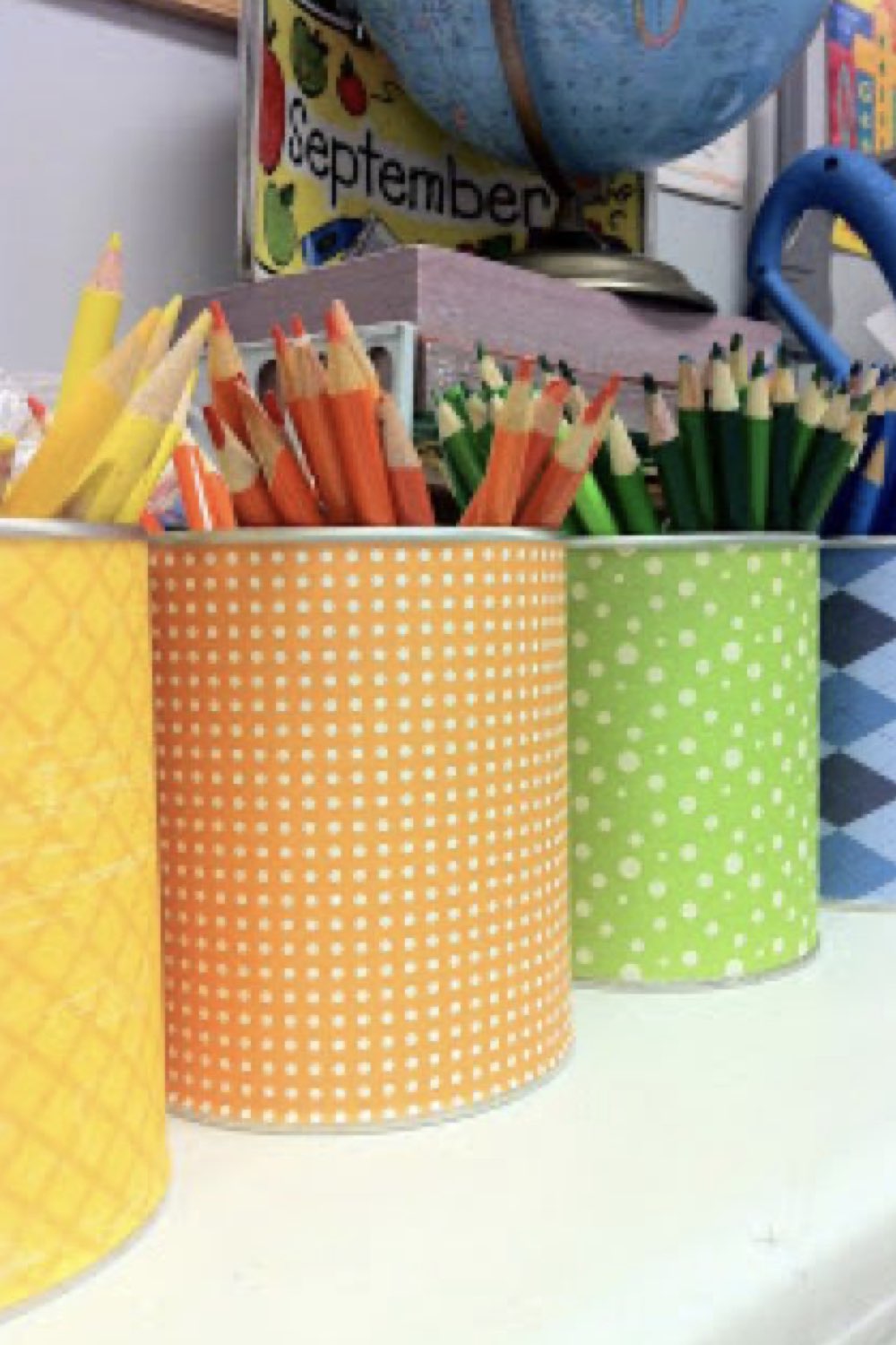 idee amenagement classe professeur des ecoles récup boite de conserve pot à crayon customisé avec du papier coloré rangement pas cher et facile