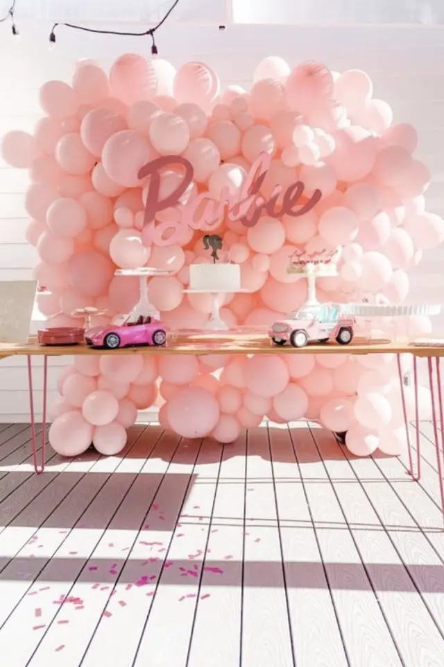 idee decoration fete anniversaire barbie structure de ballons rose pastel décor buffet de gâteaux récup' voiture poupée