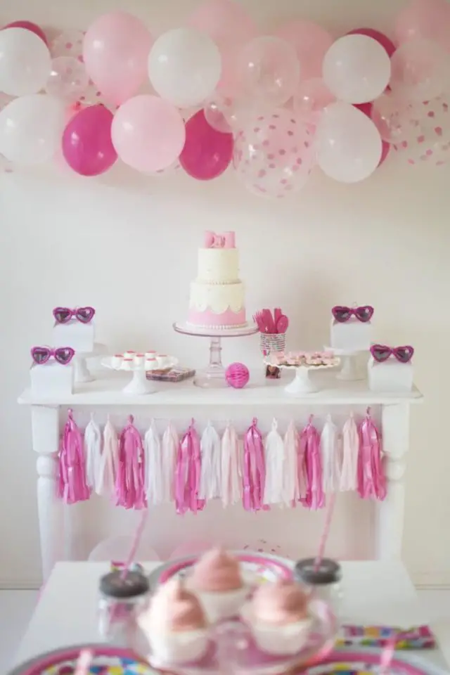 idee decoration fete anniversaire barbie buffet rose et blanc ballons paillettes gâteaux et lunettes de soleil mise en scène