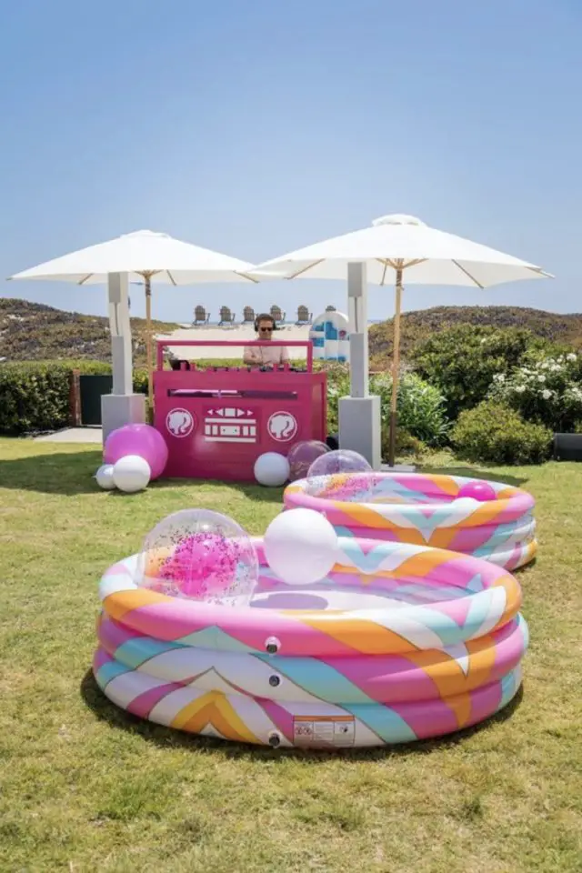 idee decoration fete anniversaire barbie piscine gonflable multicolore parasol ballon buffet bar jardin été