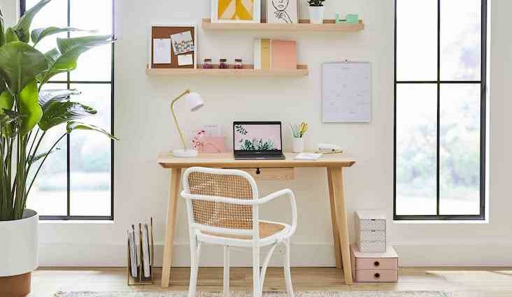 idee decoration murale bureau a domicile étagère bois couleur cadre moderne professionnel