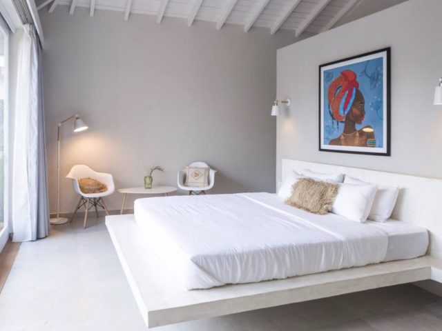 jolie maison vacances luxe sri lanka chambre parentale blanche et grise avec tableau coloré dessus tête de lit