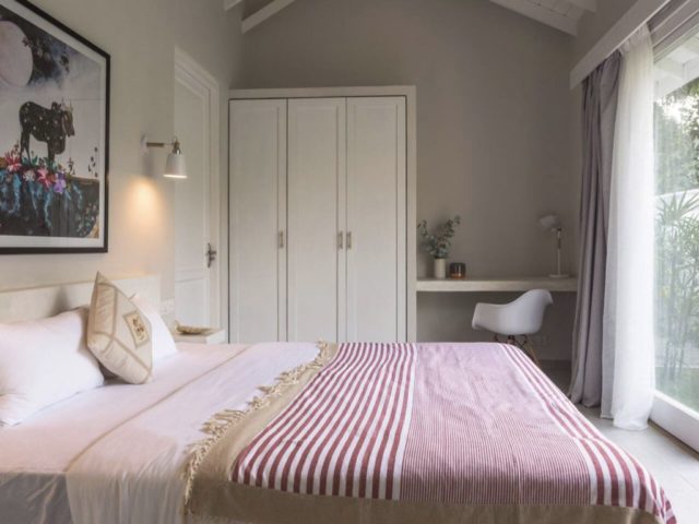 jolie maison vacances luxe sri lanka chambre à coucher moderne penderie blanche avec bureau décor simple mais convivial