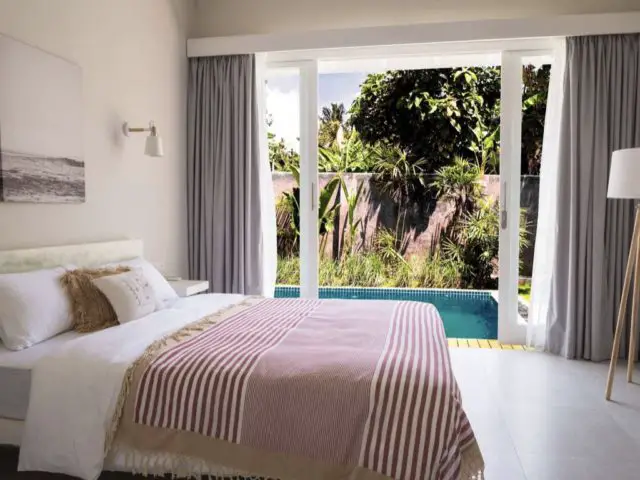 jolie maison vacances luxe sri lanka chambre à coucher avec accès à la piscine