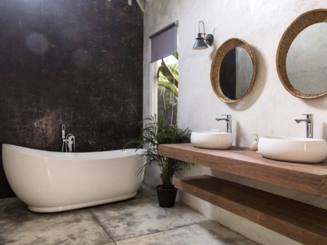 jolie maison vacances luxe sri lanka décoration salle de bain mur accent noir avec baignoire îlot blanche meuble en bois double vasque