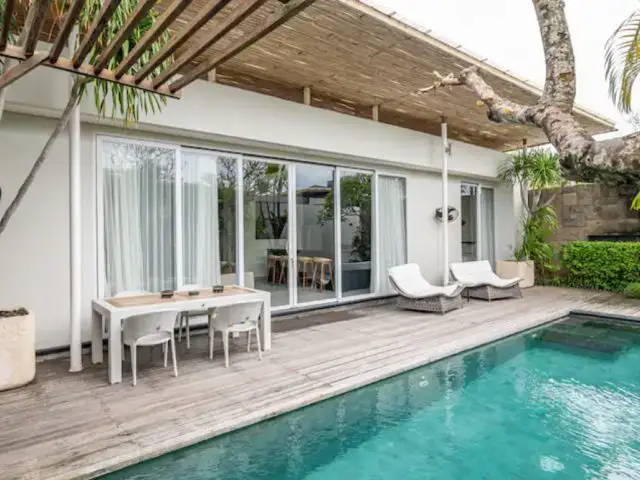 location villa moderne bali indonesie piscine privée terrasse espace repas en extérieur et fauteuil