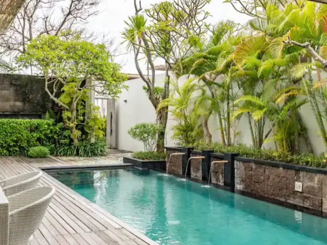 location villa moderne bali indonesie décor avec piscine et plantes tropicales