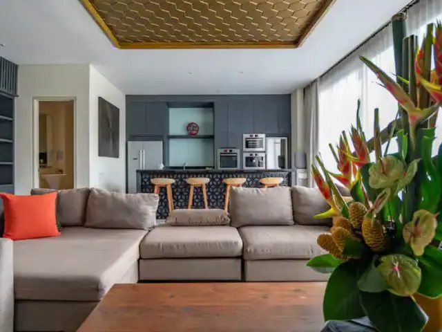 location villa moderne bali indonesie grand espace de vie avec salon et cuisine mur accent bleu nuit