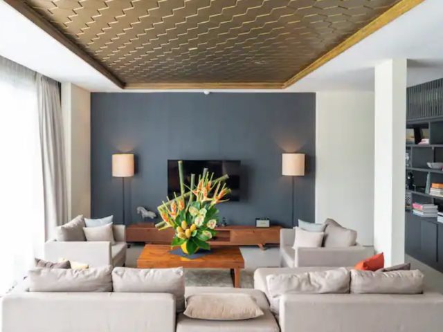 location villa moderne bali indonesie grand salon séjour canapé cosy télé mur accent peinture bleu gris