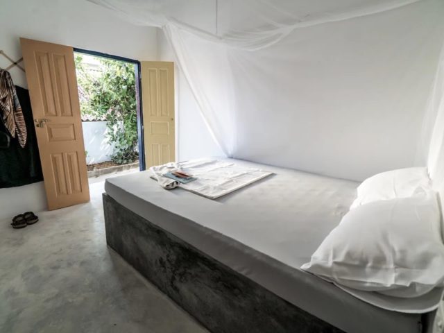 location villa sri lanka vacances authentiques petite chambre à coucher minimaliste béton ciré moustiquaire