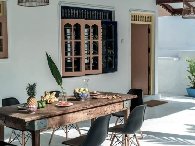 location villa sri lanka vacances authentiques table ancienne en bois chaises de salle à manger moderne noir espace couvert en extérieur