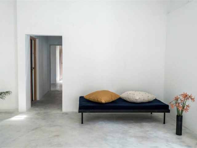 location villa sri lanka vacances authentiques petit espace salon dépouillé minimaliste daybed noir