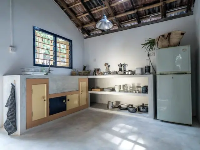 location villa sri lanka vacances authentiques cuisine traditionnelle aménagement béton étagère évier et frigo